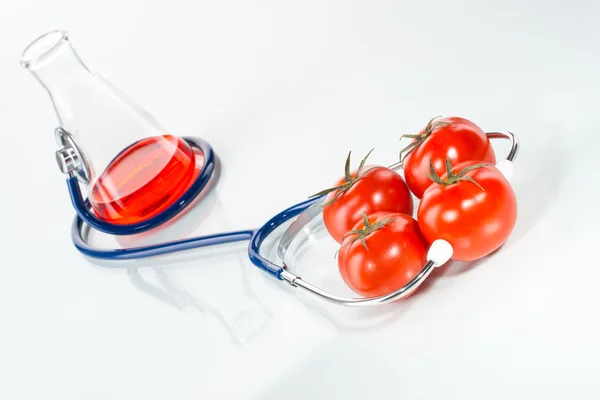 Estetoscópio com tomates, analítico — Fotografia de Stock