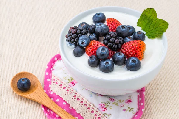 Healthy breakfast with yogurt and berry, dieting, freshness, Min Royalty Free Stock Photos