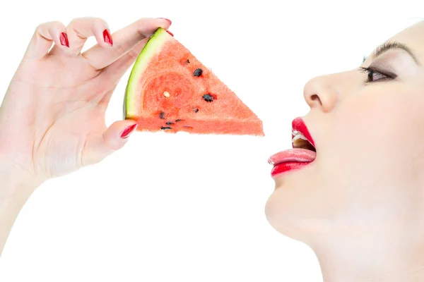 Сексуальная женщина желание есть арбуз с красными губами, жажда — стоковое фото