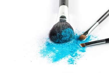 bir fırça, moda güzellik üzerinde toz göz farı mavi