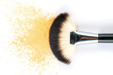 bir fırça, moda güzellik üzerinde sarı toz göz farı