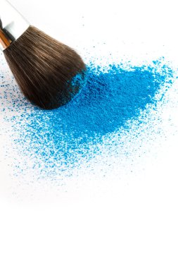 bir fırça, moda güzellik üzerinde toz göz farı mavi