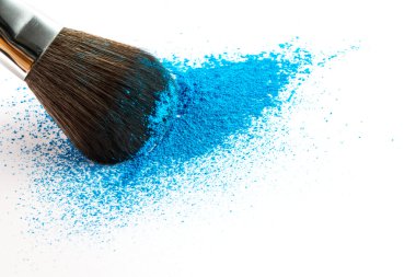 bir fırça, moda güzellik üzerinde toz göz farı mavi