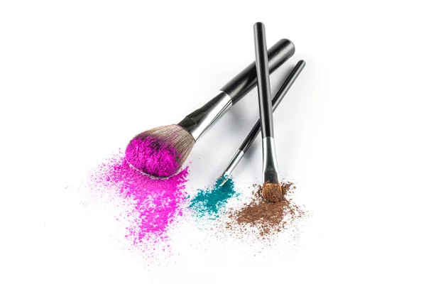 Sombra de ojos en polvo multicolor en un cepillo, herramienta de belleza de moda — Foto de Stock