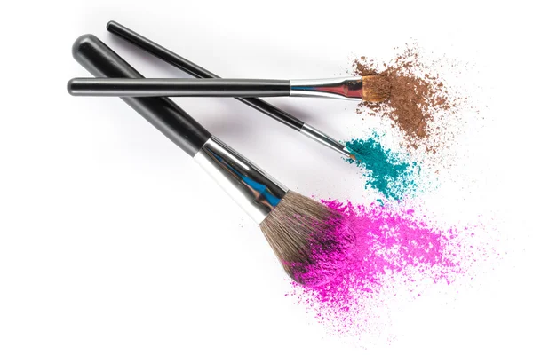 Sombra de ojos en polvo multicolor en un cepillo, herramienta de belleza de moda — Foto de Stock