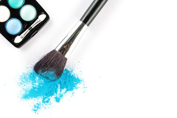Sombra de olho azul em pó em um pincel com paleta de maquiagem — Fotografia de Stock