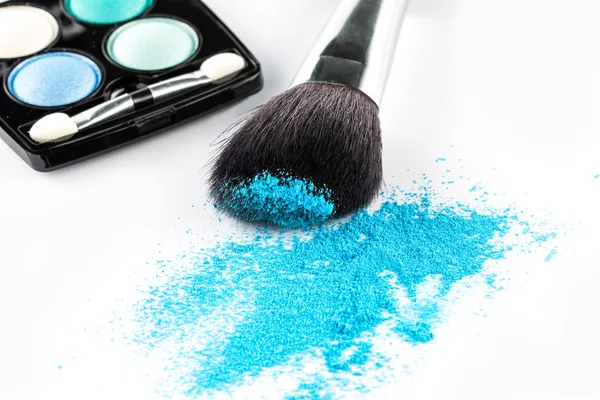 Sombra de ojos en polvo azul en un pincel con paleta de maquillaje — Foto de Stock
