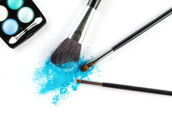 Blauw poeder oogschaduw op een borstel met make-up palet — Stockfoto