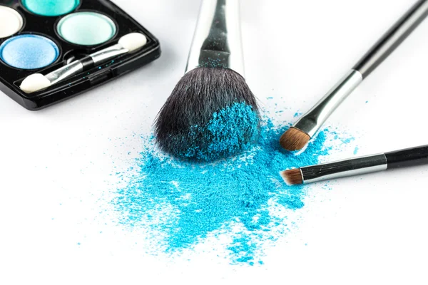 Blauer Puder-Lidschatten auf einem Pinsel mit Make-up-Palette — Stockfoto