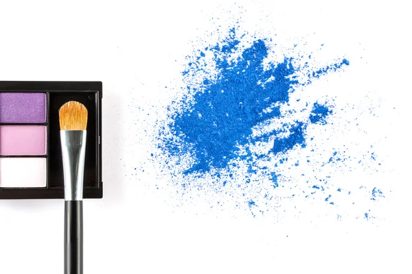Sombra de ojos en polvo azul y paleta de maquillaje con pincel — Foto de Stock