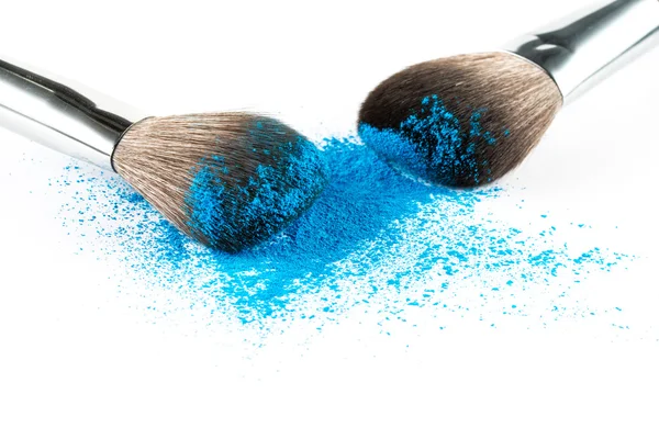 Ombretto blu polvere su un pennello, bellezza di modo — Foto Stock
