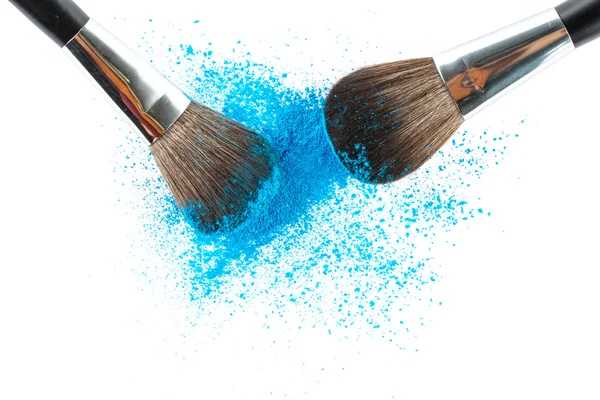 Sombra de ojos en polvo azul en un cepillo, belleza de la moda — Foto de Stock
