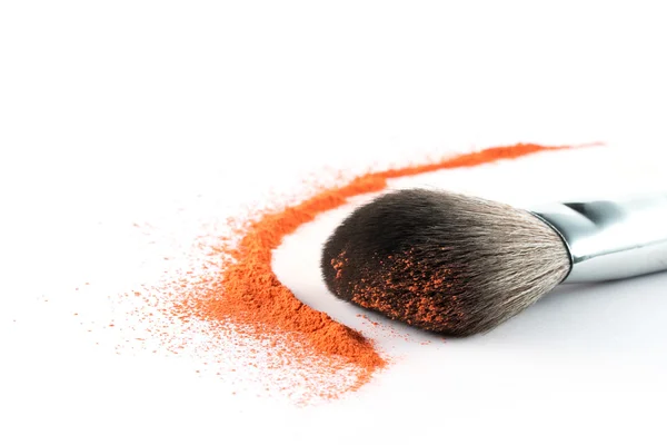 Naranja sombra de ojos en polvo en un cepillo, belleza de la moda — Foto de Stock