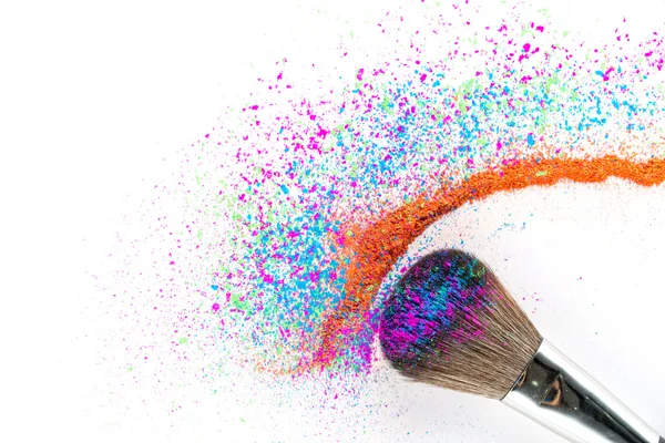 Sombra de ojos en polvo multicolor en un cepillo, belleza de la moda — Foto de Stock