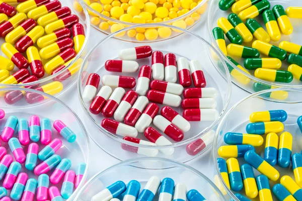 Medicamentos coloridos en Petri Plato, Salud y Medicina —  Fotos de Stock