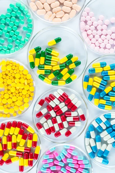 Medicamentos coloridos en Petri Plato, Salud y Medicina —  Fotos de Stock