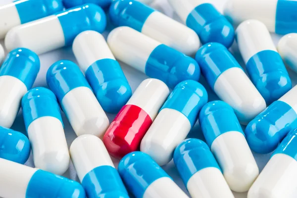 Capsule blu e capsule rosse, cura farmacologica da vicino — Foto Stock