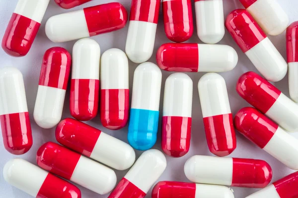 Capsule blu e capsule rosse, cura farmacologica da vicino — Foto Stock