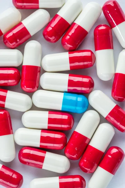 Capsule blu e capsule rosse, cura farmacologica da vicino — Foto Stock