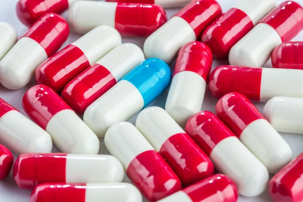 Modré kapsle a červené kapsle, léky lék zblízka — Stock fotografie