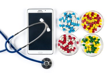 Hap ve stetoskop ile Tablet, kapsül hap konteyner içinde