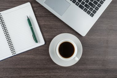 Çalışma masası üzerinde laptop, defter ve kahve Kupası