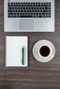 Çalışma masası üzerinde laptop, defter ve kahve Kupası