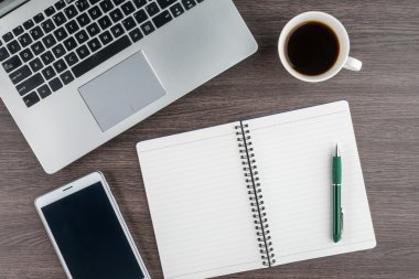 Dizüstü, notebook, Tablet ve çalışma masası üzerinde kahve