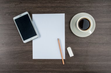 Tablet, kağıt, silgi ve kalem kahve ile 