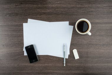 Akıllı telefon, kağıt, silgi ve kahve ile mekanik kurşun kalem 