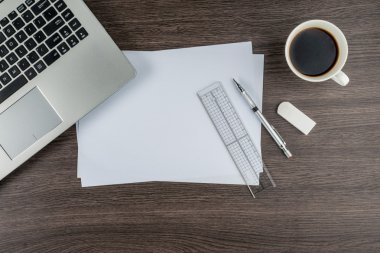Dizüstü bilgisayar, kağıt kalem cetvel ve Silgi ile kahve