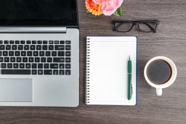 Çalışma masası üzerinde laptop, defter ve kahve Kupası