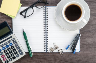 defter, hesap makinesi, zımba ve kahve