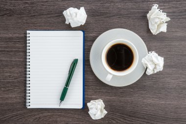 Kağıt, defter ve kalem kahve ile çökmek 