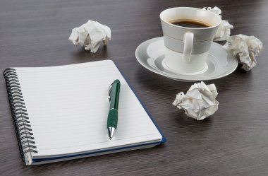 Kağıt, defter ve kalem kahve ile çökmek 