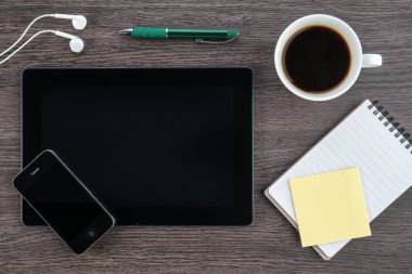 Tablet, kulaklık, defter ve kahve ile akıllı telefon