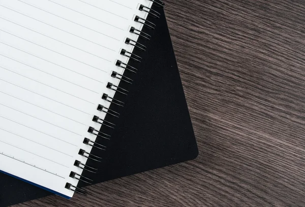 Czarno-biały notebook stos drewna tło — Zdjęcie stockowe