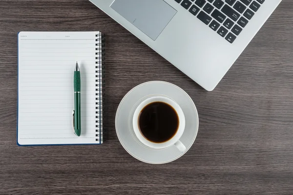 Laptop, zápisník a káva pohár na pracovní stůl — Stock fotografie