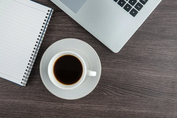 Ноутбук, блокнот і чашка кави на робочому столі — стокове фото