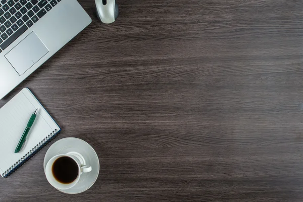 Laptop, Notizbuch und Kaffeetasse am Schreibtisch — Stockfoto