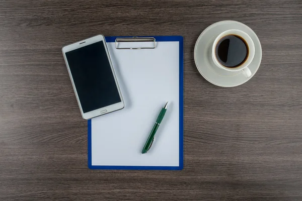 Tablette, papier et stylo avec une tasse de café — Photo