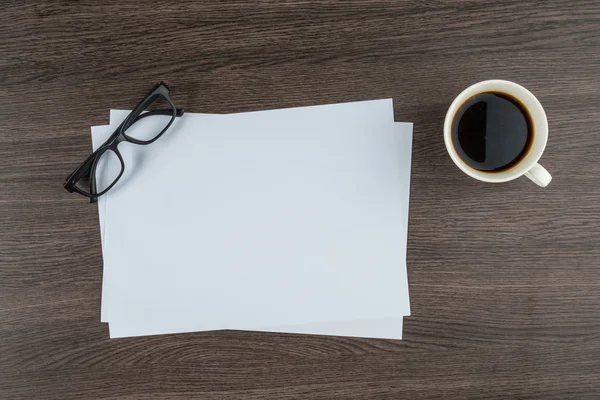 Carta e bicchieri con tazza di caffè ufficio — Foto Stock