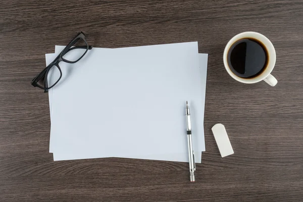 Papel, copos de borracha régua e caneta de desenho com café — Fotografia de Stock