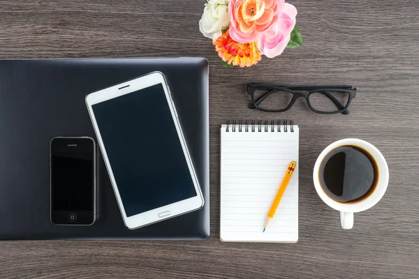 Мобильный телефон и планшет с ноутбуком на столе — стоковое фото
