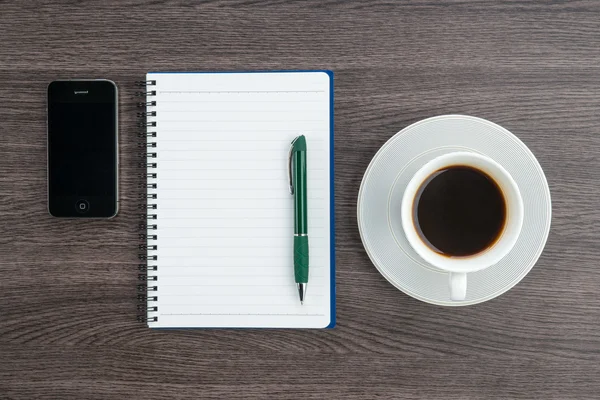 Ноутбук, ручка и смартфон с чашкой кофе — стоковое фото
