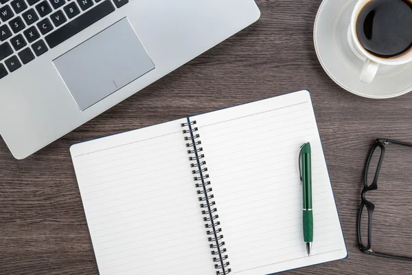 Laptop, anteckningsboken och kaffe cup på skrivbord — Stockfoto