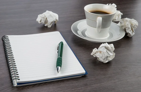 Papier froissé, carnet et stylo avec tasse de café — Photo