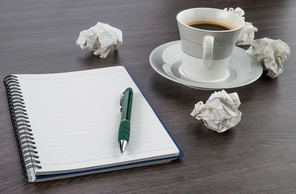 Kağıt, defter ve kalem kahve ile çökmek 