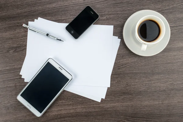 Smart Phone, tablet, papel e caneta de desenho com café — Fotografia de Stock