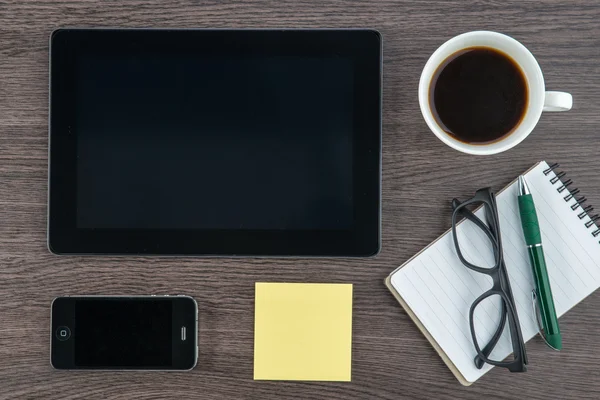 Tableta, nota adhesiva, portátil y teléfono inteligente con café —  Fotos de Stock